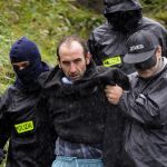 Agentes de la Ertzaintza conducen a Ibon Iparragirre tras un registro en 2010