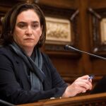 Ada Colau durante el pleno extraordinario del Ayuntamiento de Barcelona /Efe
