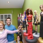 Benita Gómez y Alfonso Herrero muestran su colección de muñecas de Lady Gaga (sobre estas líneas) inspiradas en la artista norteamericana, a la que conocieron en Amsterdam y Oslo