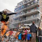 Varios residentes del suburbio chabolista de Mathare, en Nairobi, protestan contra la victoria del presidente Kenyatta