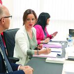 Silvia Clemente conversa con Ramiro Ruiz Medrano durante la reunión de la Mesa de las Cortes.