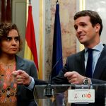 El presidente del PP, Pablo Casado, acompañado por la portavoz del grupo popular en el Congreso, Dolors Montserrat (i), durante la rueda de prensa ofrecida hoy en el Congreso.