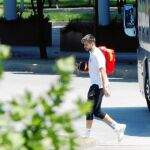 Piqué se baja del autobús en el aeropuerto de Krasnodar. El azulgrana cogió su último vuelo como internacional