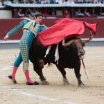 Sebastián Castella dando un pase de pecho. Foto: Gonzalo Pérez