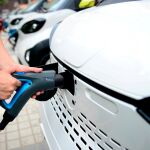 Un vehículo eléctrico en el proceso de recarga