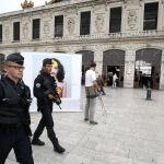 Soldados franceses patrullan frente a la estación de trenes de Saint-Charles en Marsella