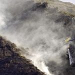 Un helicóptero arroja agua en el frente del incendio forestal que afectó el año pasado a los municipios de Barx, Simat y Xeresa