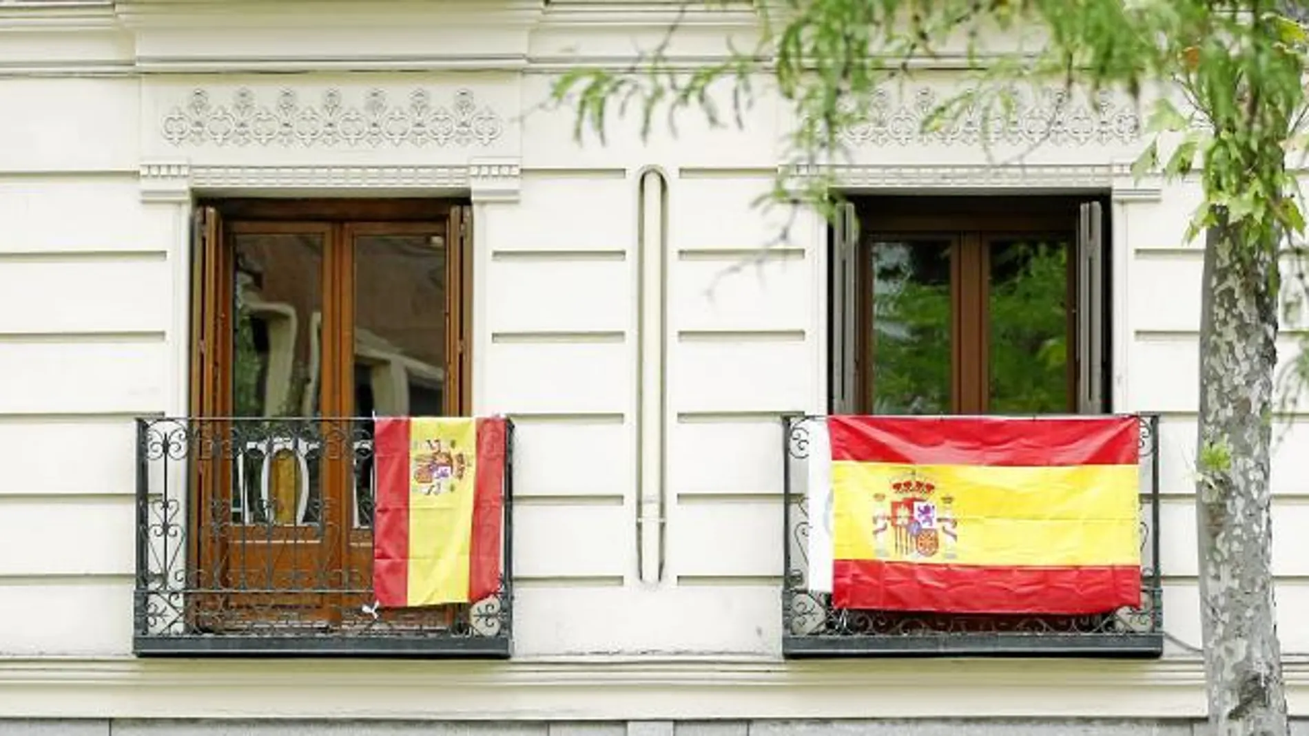 ¿Está permitido exhibir la bandera española en la ventana? Esto dice la ley
