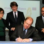 El presidente de la Junta firma el documento «#CohesionAlliance», en presencia de la vicepresidenta, el alcalde de Soria, y el presidente de la Diputación Provincial, Luis Rey