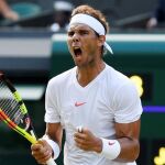 Rafael Nadal se enfrenta al argentino Juan Martín del Potro durante su partido de cuartos de final del torneo de tenis de Wimbledon. Efe