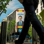 La sede de Génova con el cartel electoral de Pablo Casado. Hoy se reúne la Ejecutiva y luego habrá almuerzo de los dirigentes territoriales