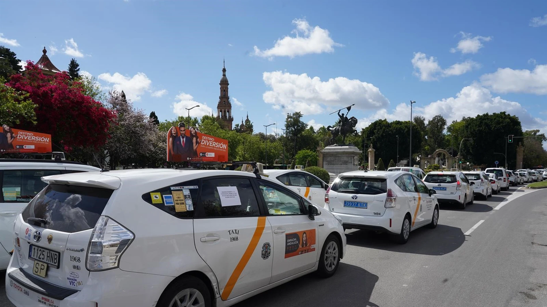 Una caravana de taxistas en Sevilla