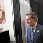 Artur Mas, ayer durante su comparecencia en la sede del PDeCAT en Barcelona acompañado por su mujer