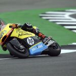 El piloto español de Moto2 Alex Rins, de Kalex, en los entrenamientos libres en el circuito de Silverstone en Northampton