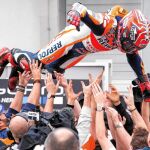 Márquez fue manteado por los miembros de su equipo tras ganar la carrera en Alemania