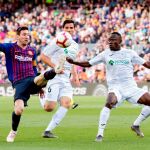 Messi controla la pelota ante los jugadores del Getafe CF, Leandro Cabrera (c) y Dakonam Djené. EFE/Marta Pérez