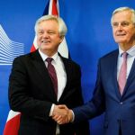 El jefe negociador de la Unión Europea (UE) para el "brexit", Michel Barnier (d), junto al ministro para la salida del Reino Unido de la UE, David Davis