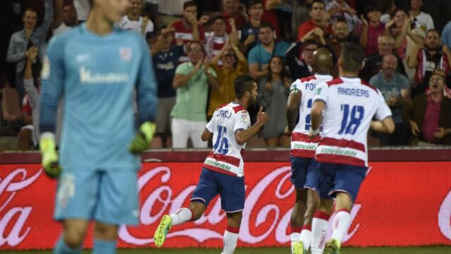 El centrocampista marroquí del Granada Mehdi Carcela (c) celebra su gol