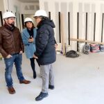 Luis Tudanca y Teresa López conversan con el responsable de las obras