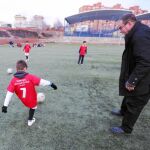 Gonzalo Ruipérez, el párroco de San Juan de Dios, junto a los niños de las familias a las que ayuda en el barrio de Santa Eugenia