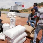 Un grupo de venezolanos que ha viajado hasta Paracaima (Brasil) en busca de víveres, llega a la estación de Santa Elena, en Venezuela