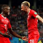 El delantero suizo Josip Drmic (d) celebra el 2-1 con su compañero Denis Zakaria / Efe