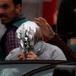 José Enrique Abuín, conocido como "el chicle"es trasladado ayer por efectivos de la UCO desde la nave de Rianxo (A Coruña)