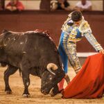 El novillero Rafael González dando un natural anoche, en Las Ventas / Plaza 1