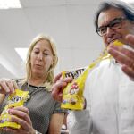 M&M: Munté y Mas se dejaron fotografiar con una bolsa de chocolatinas para simbolizar su tándem presidencial