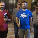 Los diputados de la CUP, Benet Salellas (i) y Albert Botran (d), seguidos de sus compañeros Sergi Saladié y Joan Garriga (d), durante un receso del debate de política general que se celebra en el Parlament