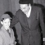 El niño Josep C. Vergés junto con Josep Pla