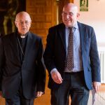 Monseñor Ricardo Blázquez y Jesús Julio Carnero, antes de firmar el acuerdo