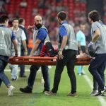 El delantero del Athletic de Bilbao Iker Muniain es retirado en camilla durante el partido ante el Zorya.