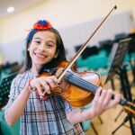 Melani toca por fin el violín, quería uno desde pequeña, aunque sus padres pensaban que era un capricho pasajero