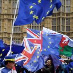 Decenas de proeuropeistas participan en una protesta frente al Parlamento en Londres (Reino Unido) / Efe