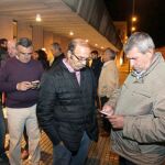 El secretario general de UPA, el extremeño Lorenzo Ramos (d), espera a las puertas de los juzgados de Mérida, donde han prestado declaración el secretario regional de UPA-UCE, Ignacio Huertas, y el de Organización, Maximiano Alcón