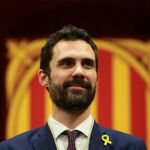 Roger Torrent, posa durante el Pleno en el Parlament