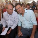 El secretario general del PSOE, Pedro Sánchez,d., y el candidato socialista a la Presidencia de la Xunta de Galicia, Xoaquín Fernández Leiceaga