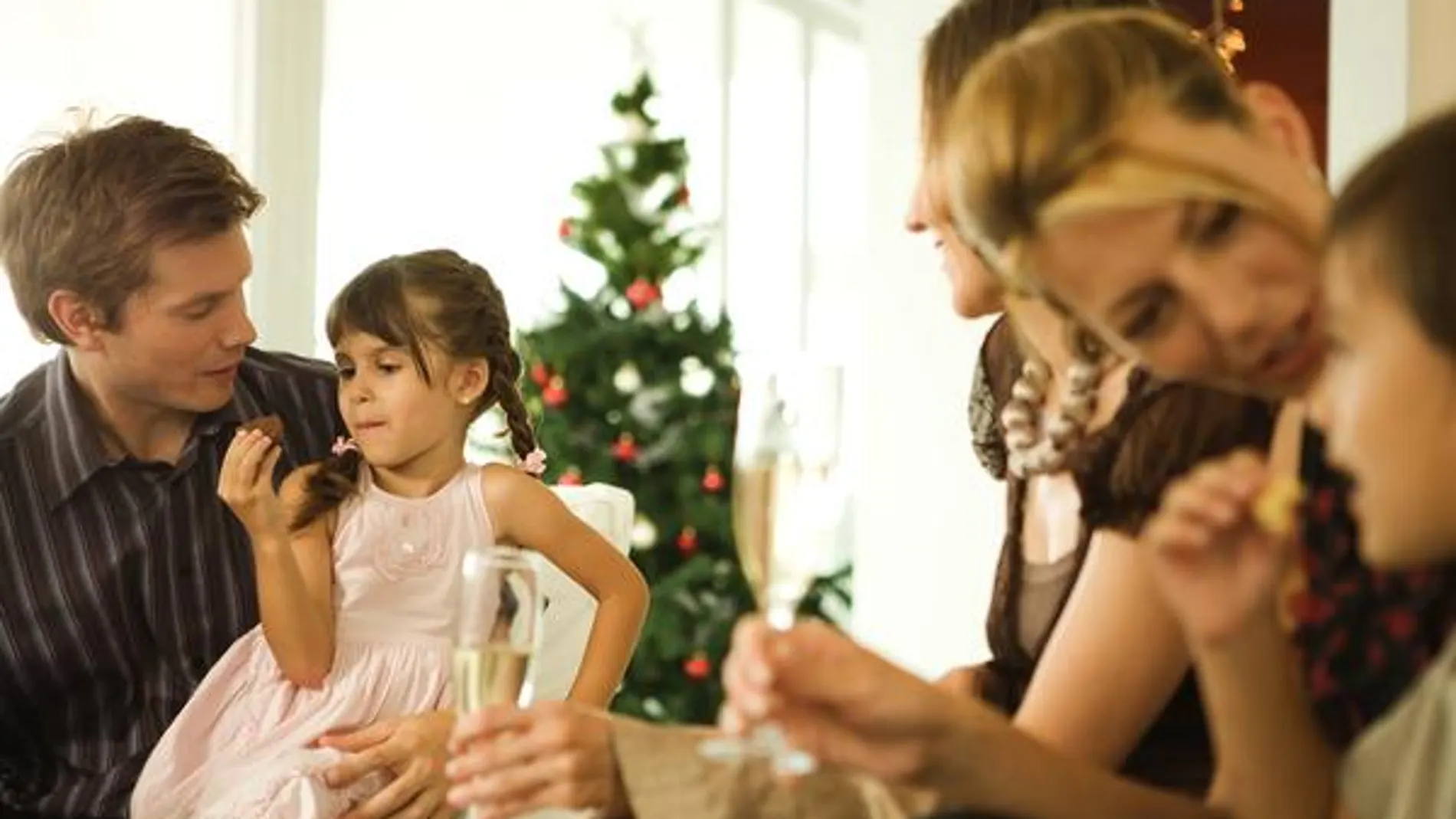 Familia celebrando la nochebuena