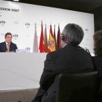 Alejandro Blanco y Ana Botella escuchan con atención las explicaciones de Craig Reedie y Gilbert Felli, miembros de la Comisión de Evaluación del COI