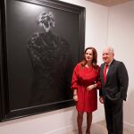 Silvia Clemente y Lluis Bassat, en la exposición de la colección del publicista que se expone en las Cortes