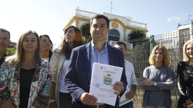 Juanma Moreno convocó a los medios en la puerta del que fuera el club Don Ángelo/ Manuel Olmedo