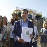 Juanma Moreno convocó a los medios en la puerta del que fuera el club Don Ángelo/ Manuel Olmedo