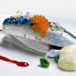 Lasaña de sardinas marinadas con ajo blanco y cereza