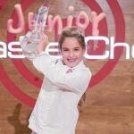 La niña se mostró así de contenta al recibir el premio