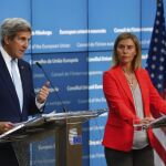 La alta representante de la UE para la Política Exterior, Federica Mogherini y el secretario de Estado de EEUU, John Kerry, ofrecen una rueda de prensa después de un desayuno de trabajo antes del Consejo de Ministros de Exteriores de la UE en Bruselas.