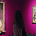 Vista de las obras "Flores del almendro"(i) y "Arreglando las flores", dos de las pinturas que exhibe el Museu Nacional d'Art de Catalunya (MNAC).