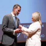 Felipe VI recibe el premio de manos de Mari Mar Blanco