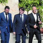 Puigdemont, ayer, junto a Vila y Romeva antes de presidir la reunión semanal del gobierno catalán.