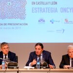 Sáez Aguado presenta la estrategia de atención al paciente oncológico en compañía de Rafael López y Alfonso José Montero